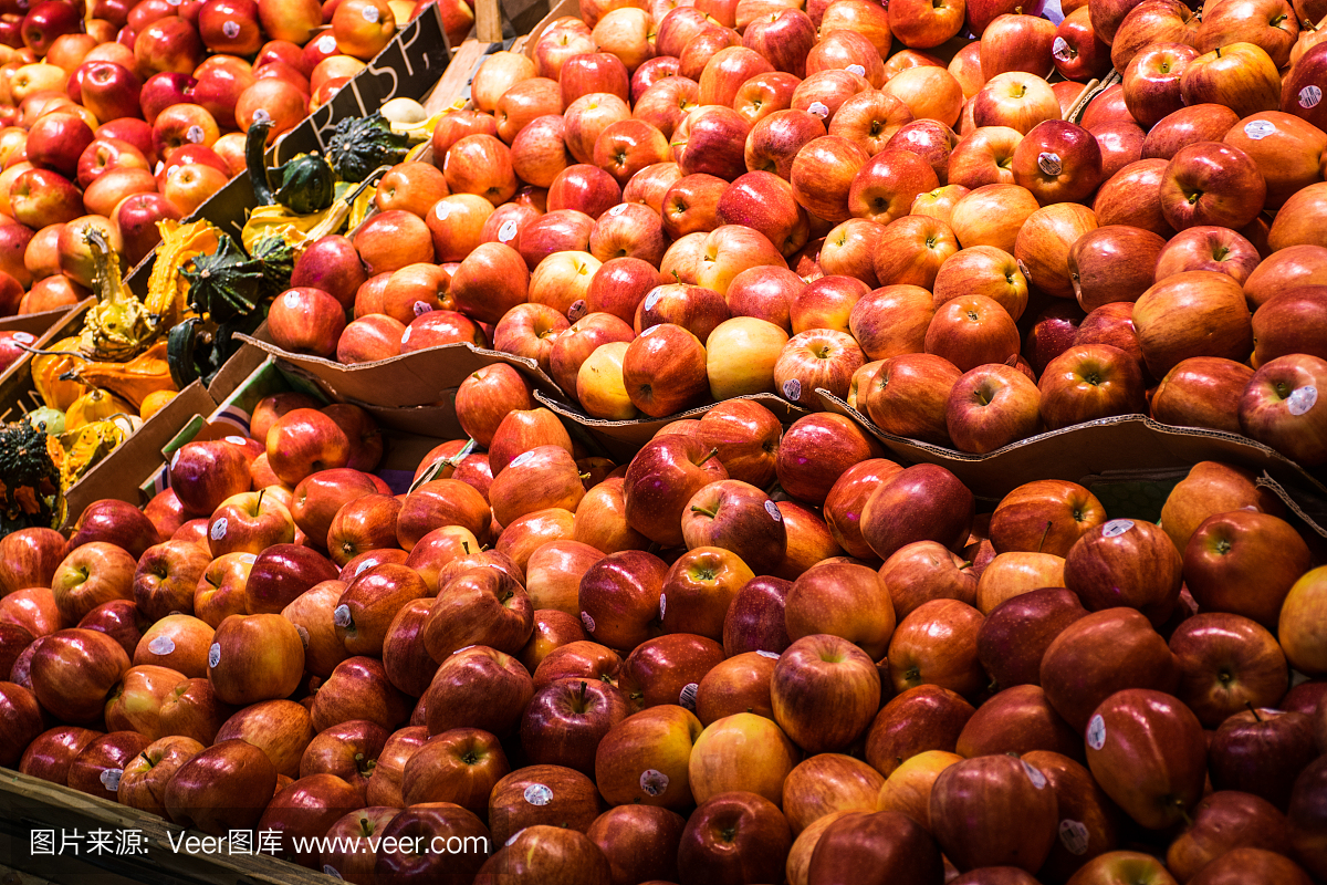 成百上千的红Jufi苹果堆在一起,准备在grovery超市出售和食用